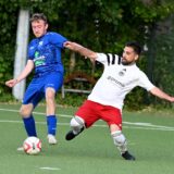 Spieler des SuS Rünthe und von TuRa Bergkamen kämpfen um den Ball.