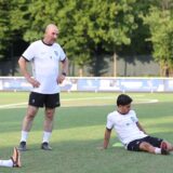Semistan Tikici beobachtet seine Spieler von der SG Gahmen beim Training.