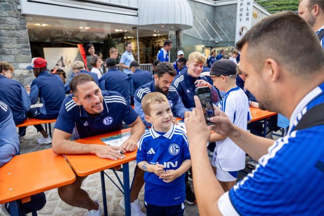 Der junge Schalke-Fan freut sich über das Foto mit Nikola Katic.