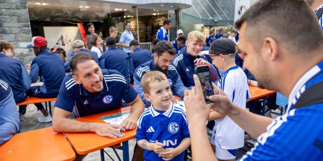 Der junge Schalke-Fan freut sich über das Foto mit Nikola Katic.