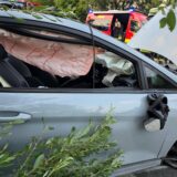 Ein stark beschädigtes weißes Auto im Straßengraben, erkennbar haben die Airbags gezündet.