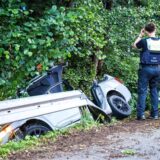 Einsatzkräfte der Polizei arbeiten an einer Unfallstelle.