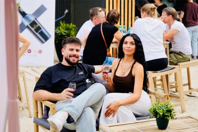 Paar auf inem Outdoor-Sofa im Biergarten „Pilina Beach“.