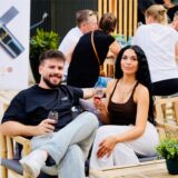 Paar auf inem Outdoor-Sofa im Biergarten „Pilina Beach“.
