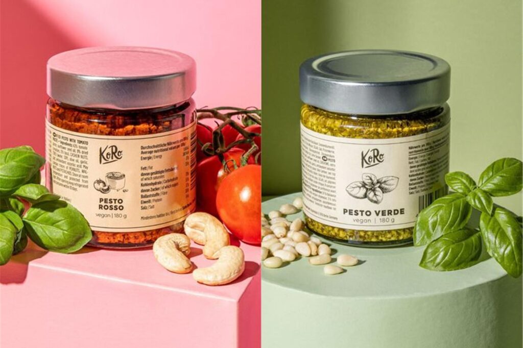 Links das vegane Pesto Rosso und rechts das vegane Pesto Verde der Marke KoRo. Links das vegane Pesto Rosso und rechts das vegane Pesto Verde der Marke KoRo.