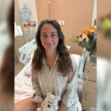 HANDOUT – Das von der Polizei zur Verfügung gestellte Bild zeigt Carolina Wilga im Krankenhaus. Wenige Tage nach ihrer Rettung aus der australischen Wildnis hat sich die deutsche Backpackerin emotional bei allen Helfern bedankt. Die 26-jährige Carolina Wilga wurde zwölf Tage lang vermisst, bevor eine vorbeikommende Passantin sie am 11.07.2025 zufällig im Outback entdeckte. +++ dpa-Bildfunk +++