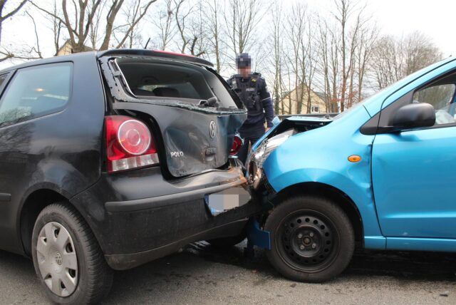 Zwei beschädigte Autos nach einem Auffahrunfall.