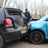 Zwei beschädigte Autos nach einem Auffahrunfall.