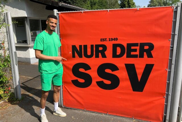 Adjany Ibeme steht neben einem SSV-Banner