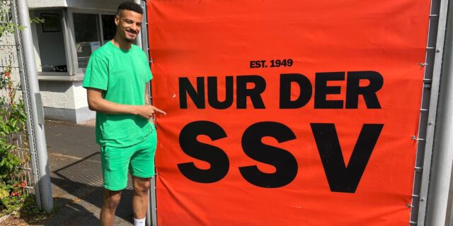 Adjany Ibeme steht neben einem SSV-Banner
