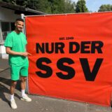 Adjany Ibeme steht neben einem SSV-Banner