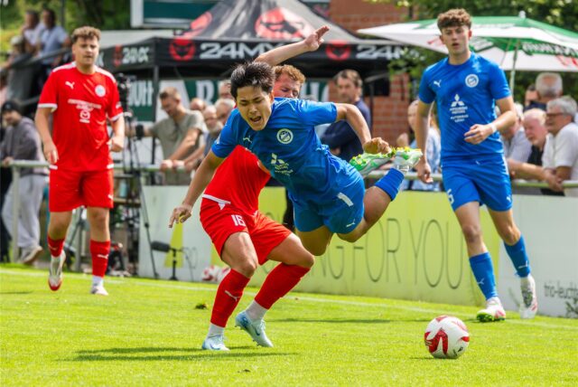 Der Spieler des FC Brünninghausen fliegt durch die Luft nach einem Zweikampf mit dem Hombrucher Spieler.