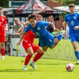 Der Spieler des FC Brünninghausen fliegt durch die Luft nach einem Zweikampf mit dem Hombrucher Spieler.
