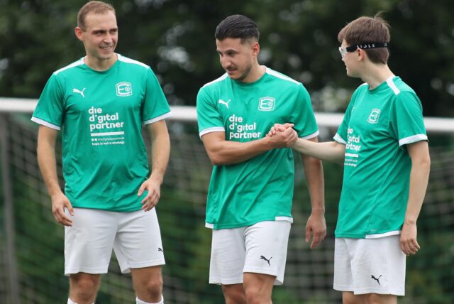 Drei Spieler der SG Eintracht Ergste klatschen sich ab.