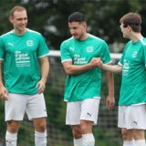 Drei Spieler der SG Eintracht Ergste klatschen sich ab.