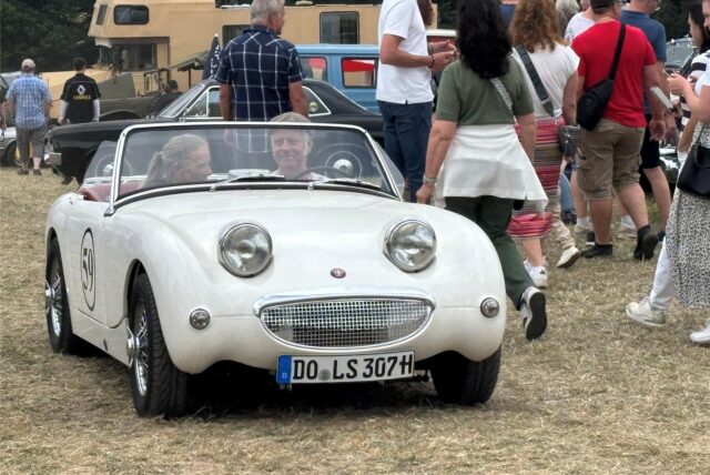 Ein Oldtimer fährt über das Gelände des Oldtimertreffens Grürmannsheide