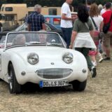 Ein Oldtimer fährt über das Gelände des Oldtimertreffens Grürmannsheide