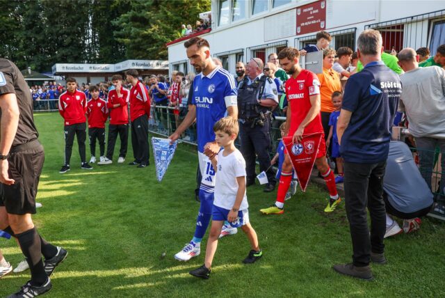 Testspiele gegen Twente haben für Schalke Tradition. In Marl trafen beide Teams im Juli 2024 aufeinandfer.