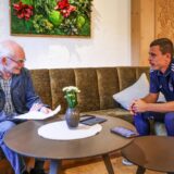 Interview im Mannschaftshotel im Stubaital: Ron Schallenberg steht Frank Leszinski Rede und Antwort.