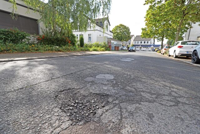 Auf der Wilhelminenstraße zeigen sich Schlaglöcher und andere Straßenschäden.