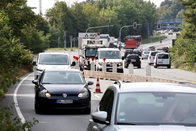 Viele Autos auf der Hochstraße in Kamen. Sie fahren durch eine Baustelle.