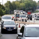 Viele Autos auf der Hochstraße in Kamen. Sie fahren durch eine Baustelle.