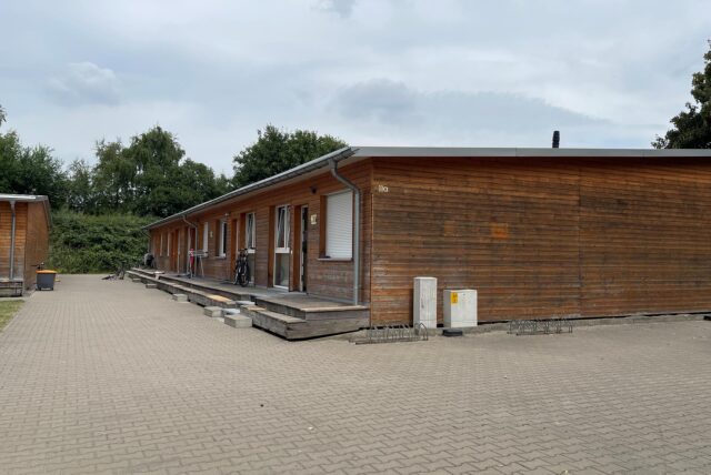 Die Holzbauten an der Bahnhofstraße in Holzwickede.