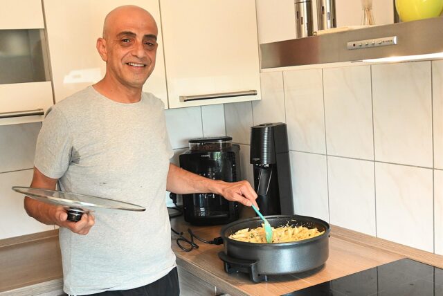 Pizzabäcker Ali Malek steht am Herd und rührt in einem Topf: Der Palästinenser hat 20 Jahre lang die Pizzeria „Bianco Nero“ in Schwerte-Geisecke betrieben.