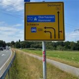 Bildmontage: Links: Porträt von Joachim Kindler. Rechts: Die B54 mit dem Vorwegweise zur Kreuzung B236, der anzeigt, dass es zwei separate Linksabbiegespuren gebe.