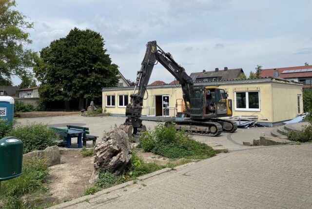 Der Bagger mit der Abbruchzange steht am Montag (14.7.) bereits parat, um in der ersten Woche der Sommerferien den alten OGS-Pavillon abzubrechen.