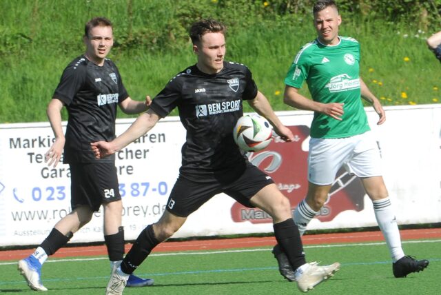 Ein Hennener Spieler am Ball.