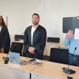 Postete Angst-Videos und Droh-Nachrichten in den sozialen Medien: Der 26-Jährige aus Essen neben seinen Verteidigern Ellendea Arthur und Sinan Akcakaya.