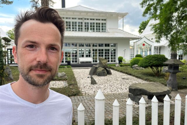 Unser Reporter steht vor den Japanhäusern am Timmendorfer Strand.