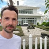 Unser Reporter steht vor den Japanhäusern am Timmendorfer Strand.