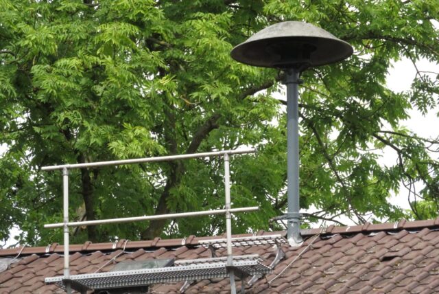 Auf dem Dach der Turnhalle der Grilloschule in Unna steht eine Sirene des Typs E57, im Volksmund auch bekannt als Dachpilz.
