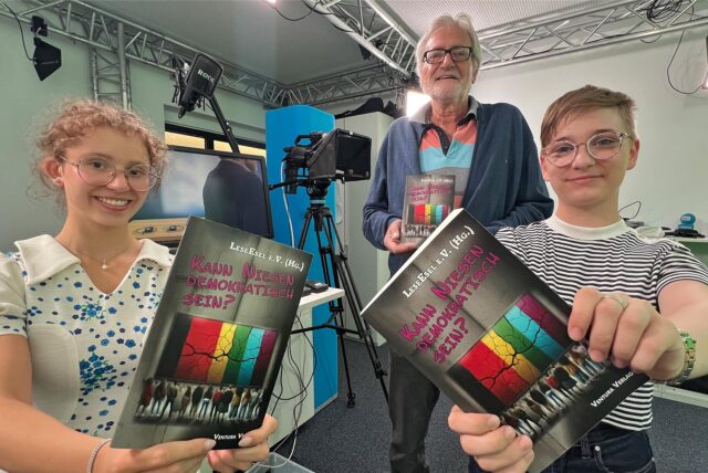 „Kann Niesen demokratisch sein?“ So lautet der Titel der Anthologie, in der auch Beiträge von Hannah Balmaceda (16), Willi Schnieder und Jule Scherbes (15) vertreten sind. Die Drei stehen im Studio des Hellweger Anzeigers an der Wasserstraße in Unna.
