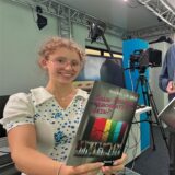 „Kann Niesen demokratisch sein?“ So lautet der Titel der Anthologie, in der auch Beiträge von Hannah Balmaceda (16), Willi Schnieder und Jule Scherbes (15) vertreten sind. Die Drei stehen im Studio des Hellweger Anzeigers an der Wasserstraße in Unna.