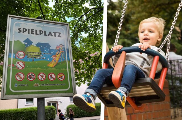 Schild mit Spielplatzregeln unter Bäumen, daneben ein kleiner Junge auf einer Schaukel mit Sicherheitsbügel, der lächelt.