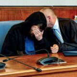Verteidiger Markus Blumenstein im Gespräch mit dem Angeklagten im Dortmunder Schwurgericht.