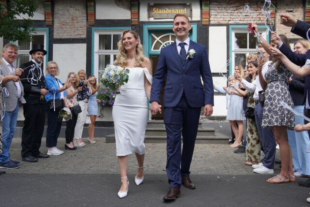 Laura und Sven wurden von Familie und Freunden am Standesamt groß gefeiert.