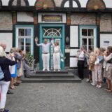Svea und Justin stehen vor dem Standesamt in Unna und jubeln.