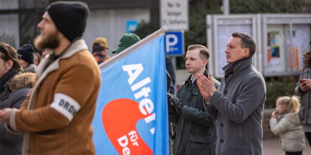Der AfD-Bundestagsabgeordnete Matthias Helferich bei einer Kundgebung im Bundestagswahlkampf 2025 in Unna.