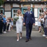 Laura und Sven wurden von Familie und Freunden am Standesamt groß gefeiert.