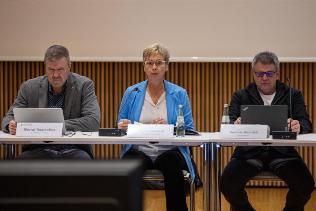 Der Holzwickeder Verwaltungsvorstand besteht aus Bürgermeisterin Ulrike Drossel, Kämmerer Andreas Heinrich (r.) und dem Ersten Beigeordneten Bernd Kasischke.