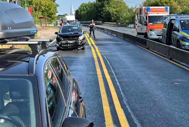 Auf der Hochstraße steht nach einem Auffahrunfall ein beschädigtes Auto.