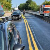 Auf der Hochstraße steht nach einem Auffahrunfall ein beschädigtes Auto.