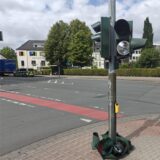 Teile der Ampelanlage an der Ecke Friedrich-Ebert-Straße/Gabelsbergerstraße in Königsborn liegen nach einem Unfall rund um den Masten.