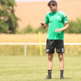 Bausenhagens Trainer Bastian Hoffmann steht auf dem Rasen.