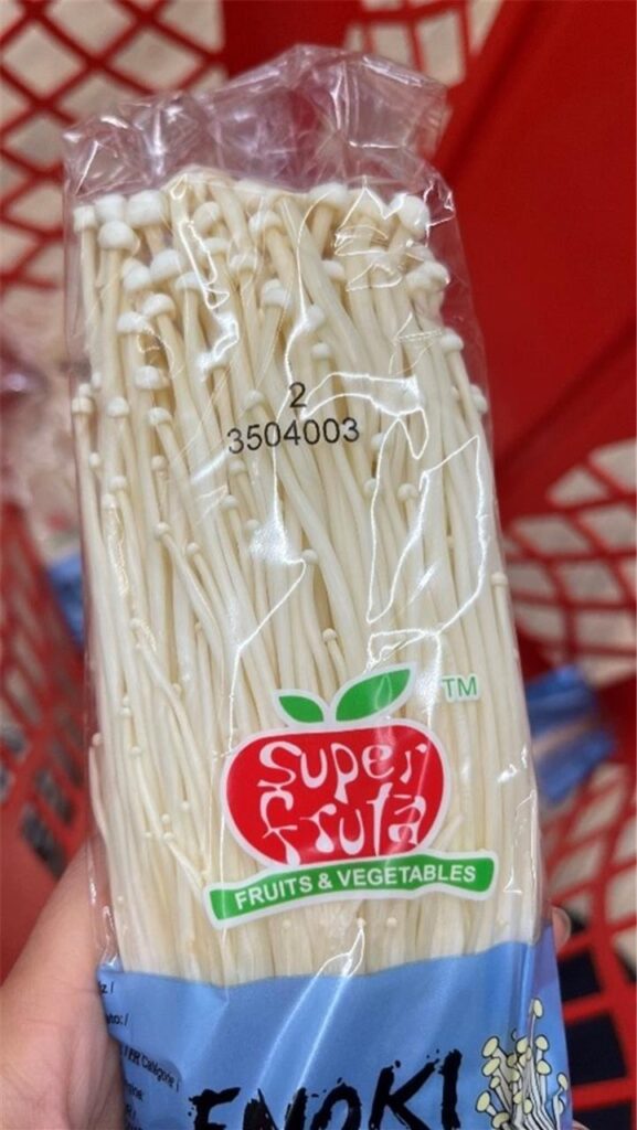 Enoki-Pilze sind in der Verpackung der Marke Enoki-Pilze sind in der Verpackung der Marke