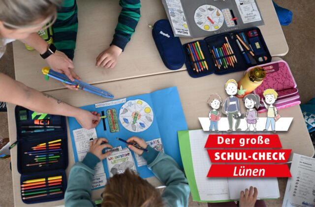 Schüler einer Grundschule arbeiten in einem Klassenzimmer in ihren Heften.